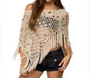 Poncho de red color beige con lentejuelas y flecos.