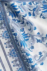 Pantalón palazzo de tiro alto con cintura elástica y cordón ajustable. Estampado paisley en tonos azules y blancos.