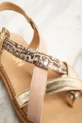 Sandalias con plataforma color suela, tiras cruzadas en cuero color dorado, rosa y animal print.