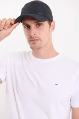 Gorro de gabardina color verde oliva con visera curva y detalle de bordado con hilo azul.
