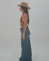 Pantalón de jean celeste de corte ancho con cintura alta y ruedo desflecado.