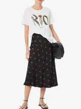 Falda midi negra con estampado de rosas rojas bordadas.