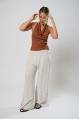 Pantalón palazzo color beige con cintura elastizada.