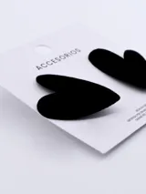 Aros colgantes con forma de corazón, color negro.