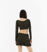 Crop top verde militar de manga larga con escote redondeado.