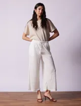 Pantalón wide leg color beige, marca Ninety. Con pretina ancha elastizada y lazo de ajuste.