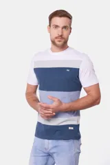 Remera de manga corta con diseño a rayas horizontales en blanco, gris, azul y celeste.