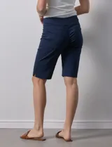 Bermuda amarilla en gabardina elastizada, marca Ruby Rd. Pretina ancha elastizada. Delantera con bolsillos simulados. Trasera con bolsillos aplicados.