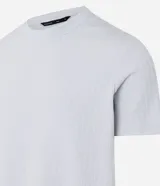 Remera de manga corta, cuello redondo y calce ajustado (slim fit), color gris claro, con textura acanalada vertical.