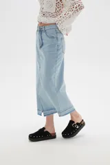 Falda midi de jean celeste con abertura frontal y ruedo desflecado.