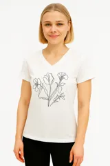 Remera blanca de algodón con cuello en V y estampado de flores en negro.