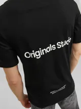 Camiseta negra de manga corta con cuello redondo y estampado en la espalda con la frase "Originals Studio" en letras blancas.