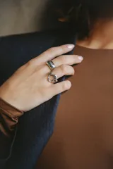 Anillo de plata 925 con diseño irregular y asimétrico.