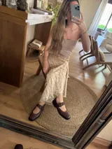 Zapatos tipo Mary Jane color marrón con hebilla dorada y punta cuadrada.