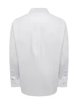 Camisa de vestir blanca de algodón, corte moderno ajustado al cuerpo, con cuello abotonado, manga larga, bolsillo en el pecho y pinzas en la espalda.