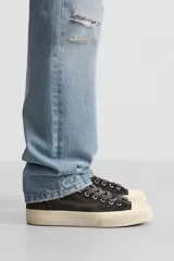 Zapatilla botín de caña alta color negro, fabricada en tejido de algodón con acabado desgastado y horma redonda.