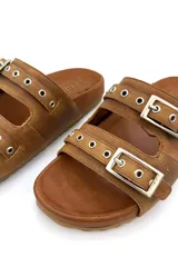 Sandalias de cuero color tostado, con doble tira y hebillas plateadas.