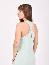 Vestido negro de tejido de punto, largo midi, con escote halter y corte recto.