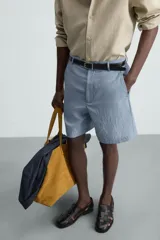 Bermuda de hombre color celeste claro, de corte regular fit, con textura arrugada y bolsillos frontales y traseros de plastrón.