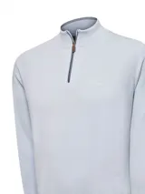 Sweater celeste de punto con cuello alto y medio cierre con cremallera azul. Tejido en mezcla de algodón orgánico y seda.