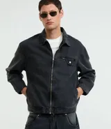 Campera de jean azul oscuro, corte boxy, con cuello inglés, cierre frontal con cremallera, manga larga y bolsillo con cierre en el pecho.