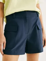 Short de vestir azul marino, de corte recto, con bolsillos laterales tipo cargo.