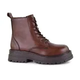 Bota de cuero sintético negra con cordones, caña media y suela track.