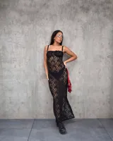 Vestido largo de encaje negro con breteles finos y forro interno tipo body.