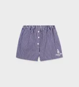 Short tipo bóxer de popelina de algodón a rayas verticales azules y blancas, con cintura elástica, botones frontales y logo bordado en blanco. Confeccionado en Portugal.