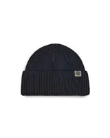 Gorro de lana negro con detalle de etiqueta con logo en el borde.