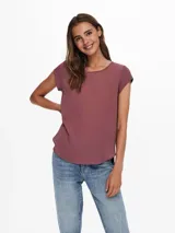 Camiseta color Rose Brown de la marca Only, con cierre zip en el cuello y corte más largo en la espalda.