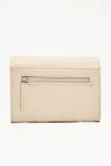 Billetera azul con textura croco y cierre con broche metálico.