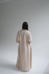 Camisola larga color beige confeccionada en lino italiano.