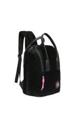 Mochila color rosa con detalles en negro y logo en verde agua.