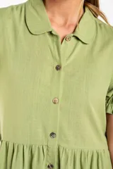 Vestido midi verde claro de lino, con cuello camisero, mangas cortas abullonadas y abotonadura frontal.