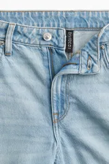 Pantalón de jean celeste claro, de corte amplio y tiro medio.