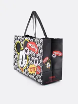 Bolso tote negro con estampado de caras de Mickey Mouse en blanco y negro. Tiene asas negras y un diseño con la cara de Mickey Mouse grande y textos en burbujas de diálogo.