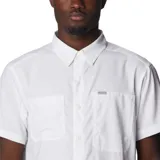 Camisa de manga corta Columbia Silver Ridge Utility para hombre, color blanco, con cuello clásico, cierre frontal con botones, dos bolsillos de parche en el pecho (uno con cierre de velcro lateral), tejido transpirable con tecnología Omni-Wick y protección solar UPF 50.