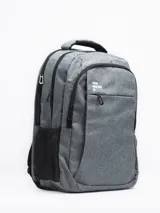 Mochila negra con logo Forum Industries Co. estampado en blanco. Cuenta con múltiples compartimentos con cierre, dos bolsillos laterales de red y asa de mano acolchada.