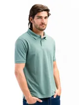 Remera polo verde militar de manga corta, con cuello clásico y tapeta de dos botones.