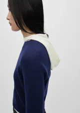 Suéter azul marino de punto fino, cuello redondo y manga larga.