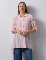 Camisa larga de rayón marca Robert Louis, con estampado a rayas verticales en tonos coral y blanco. Tiene cuello con solapa, abertura central con botones, mangas largas regulables con presilla y botón, y tajos laterales.