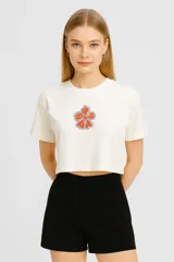 Remera cropped negra de algodón con estampado de un trozo de torta con cereza.