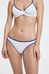 Conjunto de bikini blanco con ribetes azules. El corpiño es de corte clásico con aro y breteles regulables. La bombacha es de corte clásico.