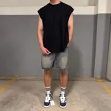 Musculosa blanca de corte holgado y sisas amplias.