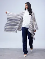 Kimono de tejido suave con estampado de rayas gris claro y oscuro, de diseño holgado y sin cierre.