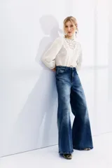Pantalón de jean azul de tiro alto, corte palazzo y pierna ancha.