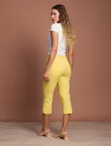 Pantalón capri amarillo de gabardina elastizada marca Ruby Rd, con pretina ancha elastizada, bolsillos delanteros simulados y bolsillos traseros aplicados.