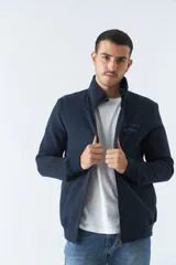Campera de felpa con cuello alto, color azul marino, de fit regular y mangas largas, con logo estampado en el pecho.