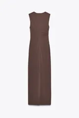 Vestido midi marrón de tejido de punto, con cuello redondo, sin mangas, drapeado en el lateral y abertura en la espalda.